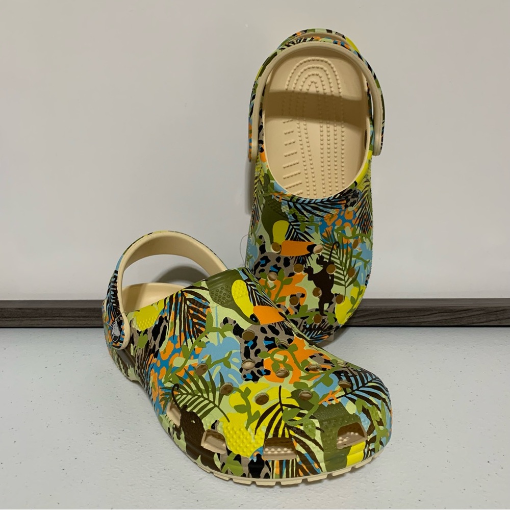 CROCS Classic Far Out Clogs-Size J6 NWT - Picture 5 of 12